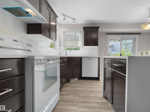 614 Layton Crest Nw, Edmonton, AB - Indoor Photo Showing Kitchen
