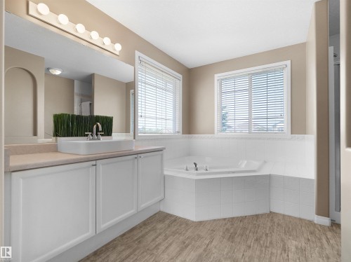 614 Layton Crest Nw, Edmonton, AB - Indoor Photo Showing Bathroom