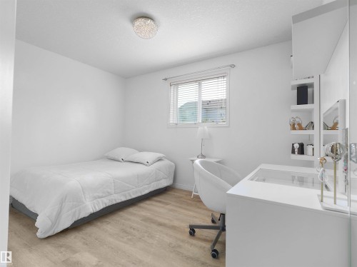 614 Layton Crest Nw, Edmonton, AB - Indoor Photo Showing Bedroom