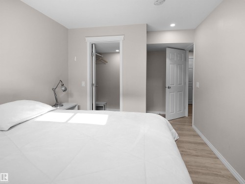 614 Layton Crest Nw, Edmonton, AB - Indoor Photo Showing Bedroom