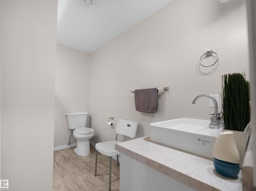 614 Layton Crest Nw, Edmonton, AB - Indoor Photo Showing Bathroom