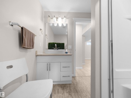 614 Layton Crest Nw, Edmonton, AB - Indoor Photo Showing Bathroom