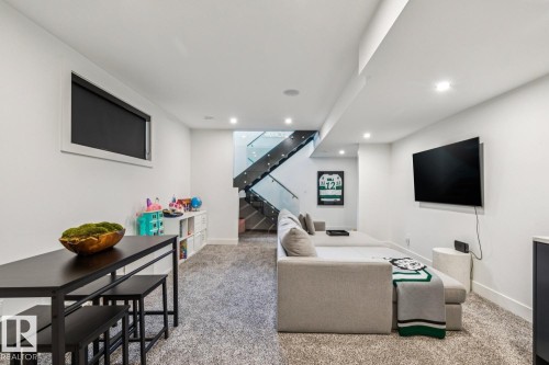 9323 75 Avenue Nw, Edmonton, AB 