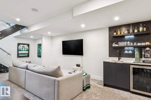 9323 75 Avenue Nw, Edmonton, AB 