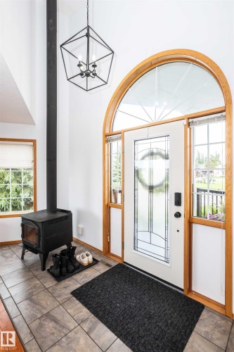 Grand entryway featuring an arched transom window above a decorative glass-paneled door - 5502 60 Avenue, Barrhead, AB - Indoor Photo Showing Other Room