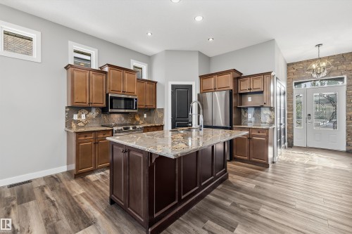 4044 Crowsnest Crescent, Sherwood Park, AB - Indoor Photo Showing Kitchen With Upgraded Kitchen