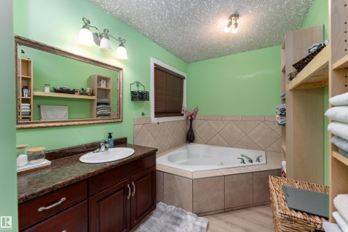 16613 58A Street Nw, Edmonton, AB 
