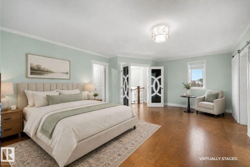 Wood-finish flooring with crown molding, a decorative ceiling fixture, and a window with blinds - 282 Ozerna Road Nw, Edmonton, AB 