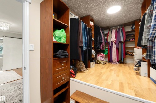 Built-in wooden shelving, integrated drawers, and wood-finish flooring - 282 Ozerna Road Nw, Edmonton, AB 