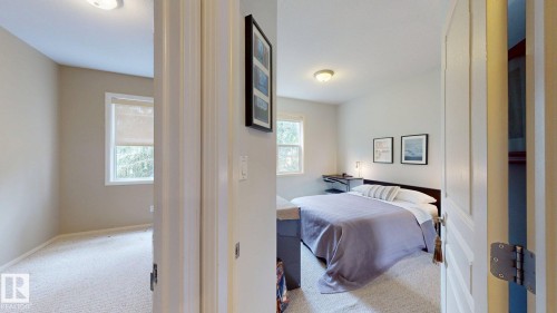 Neutral tone wall paint, carpet flooring, and a window with blinds - 9846 112 Street Nw, Edmonton, AB 
