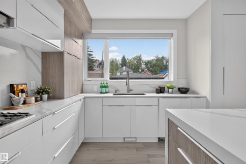 9741 90 Avenue Nw, Edmonton, AB - Indoor