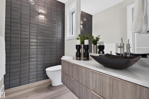 9741 90 Avenue Nw, Edmonton, AB - Indoor Photo Showing Bathroom