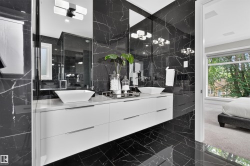 9741 90 Avenue Nw, Edmonton, AB - Indoor Photo Showing Bathroom