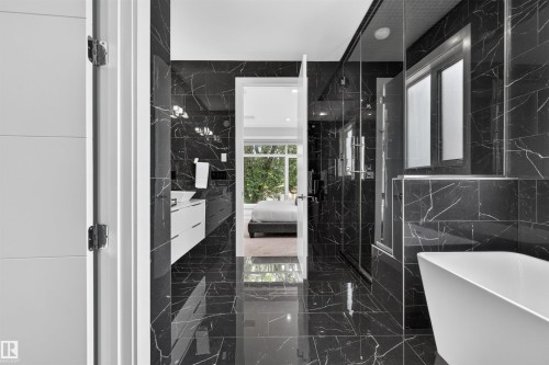 9741 90 Avenue Nw, Edmonton, AB - Indoor Photo Showing Bathroom