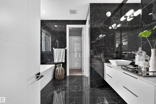 9741 90 Avenue Nw, Edmonton, AB - Indoor Photo Showing Bathroom