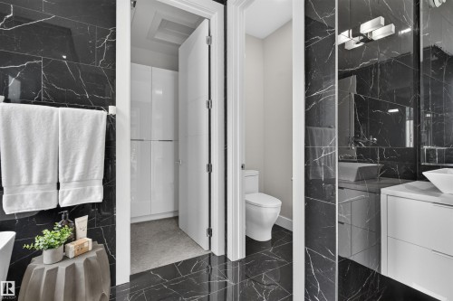 9741 90 Avenue Nw, Edmonton, AB - Indoor Photo Showing Bathroom