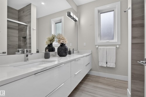 9741 90 Avenue Nw, Edmonton, AB - Indoor Photo Showing Bathroom