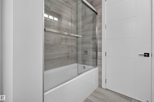 9741 90 Avenue Nw, Edmonton, AB - Indoor Photo Showing Bathroom