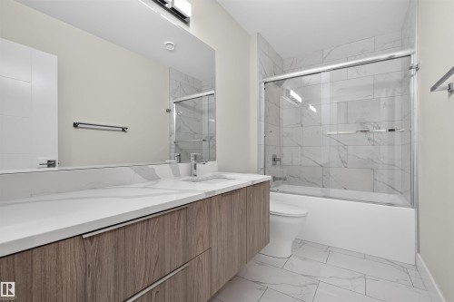 9741 90 Avenue Nw, Edmonton, AB - Indoor Photo Showing Bathroom
