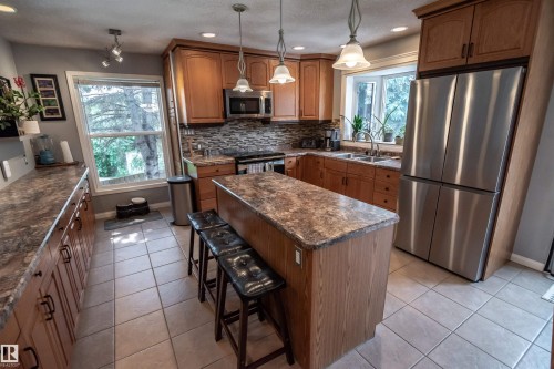24 Glenwood Crescent, Stony Plain, AB - Indoor Photo Showing Kitchen With Double Sink