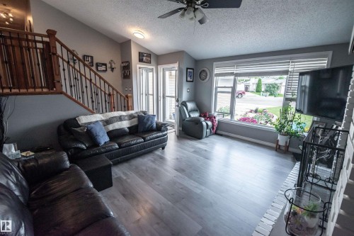 24 Glenwood Crescent, Stony Plain, AB - Indoor Photo Showing Living Room