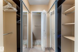 Integrated closet system with shelving and hanging rods - 