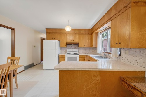 9821 83 Avenue Nw, Edmonton, AB 