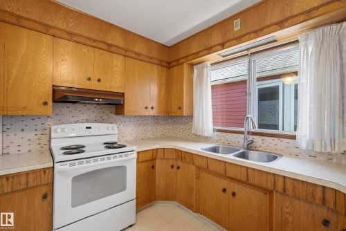 9821 83 Avenue Nw, Edmonton, AB 