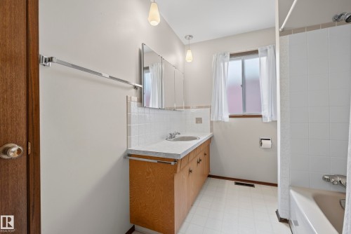 9821 83 Avenue Nw, Edmonton, AB 