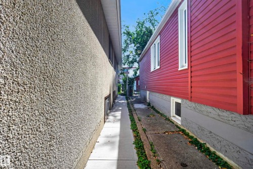 9821 83 Avenue Nw, Edmonton, AB 