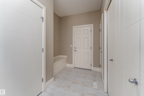 3301 Abbott Crescent Sw, Edmonton, AB - Indoor