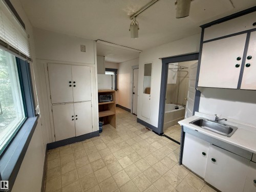 8621 100 Street Nw, Edmonton, AB 