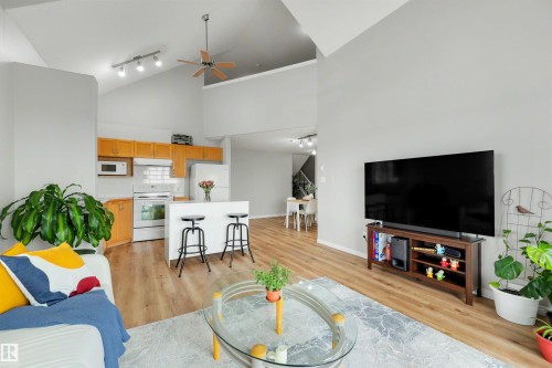 #427 3425 19 St Nw, Edmonton, AB - Indoor Photo Showing Living Room