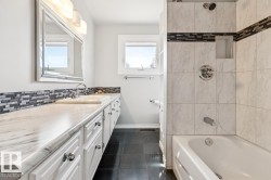 Spacious main bathroom top floor - 