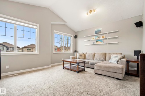 1455 Hays Way Nw, Edmonton, AB - Indoor Photo Showing Living Room