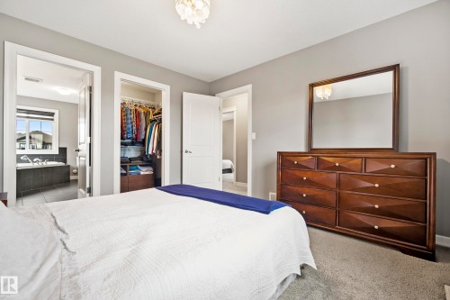 1455 Hays Way Nw, Edmonton, AB - Indoor Photo Showing Bedroom