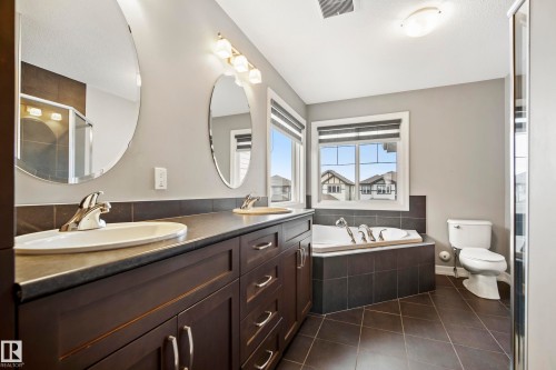 1455 Hays Way Nw, Edmonton, AB - Indoor Photo Showing Bathroom