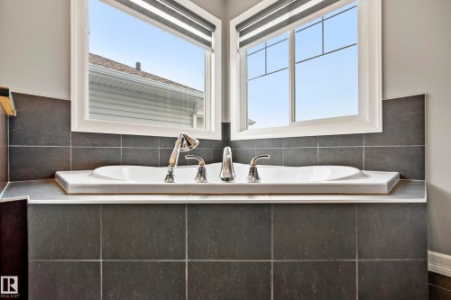 1455 Hays Way Nw, Edmonton, AB - Indoor Photo Showing Bathroom
