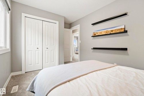 1455 Hays Way Nw, Edmonton, AB - Indoor Photo Showing Bedroom