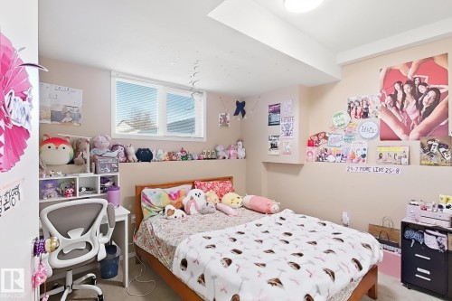 Recessed window with white blinds - 3015 37 Street Nw, Edmonton, AB 
