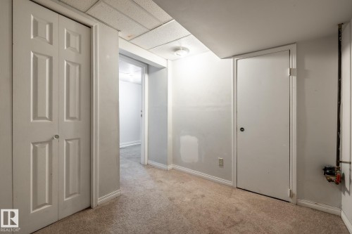 Light-toned carpet flooring with white baseboards and trim - 54 Lakewood Village Nw, Edmonton, AB 