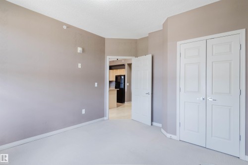 Neutral-toned walls complement light-colored carpeting - #1-405 4245 139 Av Nw, Edmonton, AB 