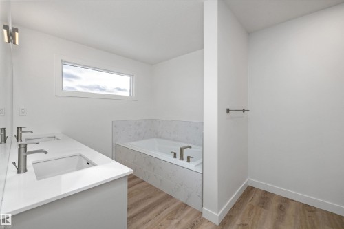 1315 11 Avenue Nw, Edmonton, AB - Indoor Photo Showing Bathroom