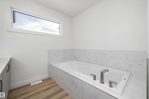 1315 11 Avenue Nw, Edmonton, AB - Indoor Photo Showing Bathroom