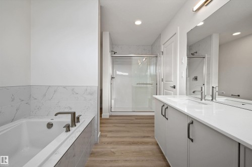 1315 11 Avenue Nw, Edmonton, AB - Indoor Photo Showing Bathroom