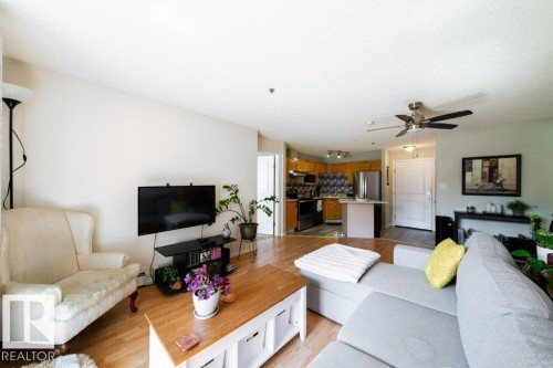 #118 2305 35A Av Nw, Edmonton, AB - Indoor Photo Showing Living Room