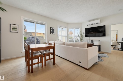 #403 9910 111 St Nw, Edmonton, AB - Indoor Photo Showing Living Room
