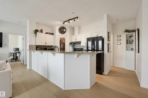 #403 9910 111 St Nw, Edmonton, AB - Indoor Photo Showing Kitchen