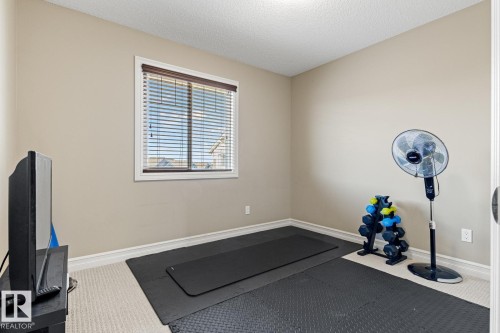 Single window with blinds, neutral wall color, textured ceiling, carpeted flooring, white trim - 5319 3 Avenue Sw, Edmonton, AB 