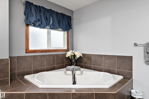87 Lamplight Drive, Spruce Grove, AB 